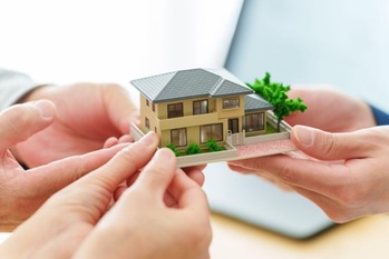 【親の家の相続】住む・売る・貸す・空き家…４つの選択肢と手続き・税金を解説