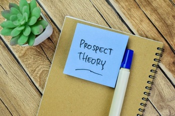 暴落時の狼狽売りを防ぐ！　行動経済学とプロスペクト理論で読み解く投資家心理