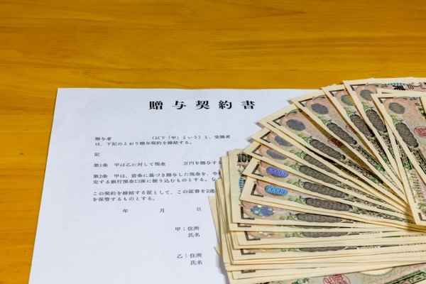 親から100万円もらうと確定申告は必要？贈与税がかかるケースと対策を解説